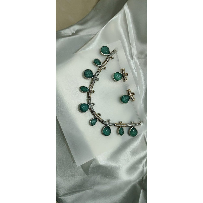 Antique Gold Kundan Pendant Set for Bridal Saree